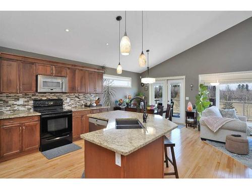 78 Oaklands Crescent, Red Deer, AB - Indoor Photo Showing Kitchen With Double Sink With Upgraded Kitchen