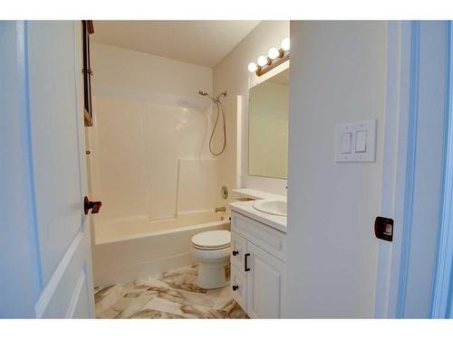 136 Duckering Close, Red Deer, AB - Indoor Photo Showing Bathroom