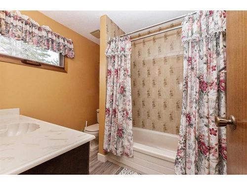 28 Bunn Crescent, Red Deer, AB - Indoor Photo Showing Bathroom