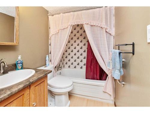 28 Bunn Crescent, Red Deer, AB - Indoor Photo Showing Bathroom