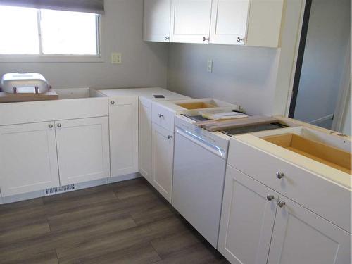127 Dundee Crescent, Penhold, AB - Indoor Photo Showing Kitchen