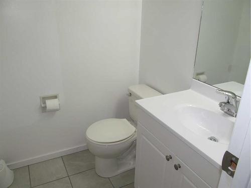 127 Dundee Crescent, Penhold, AB - Indoor Photo Showing Bathroom