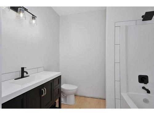 37 Murphy Close, Blackfalds, AB - Indoor Photo Showing Bathroom