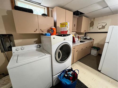 14 Pennington Crescent, Red Deer, AB - Indoor Photo Showing Laundry Room