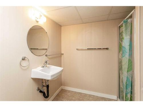 5339 51 Avenue, Lacombe, AB - Indoor Photo Showing Bathroom