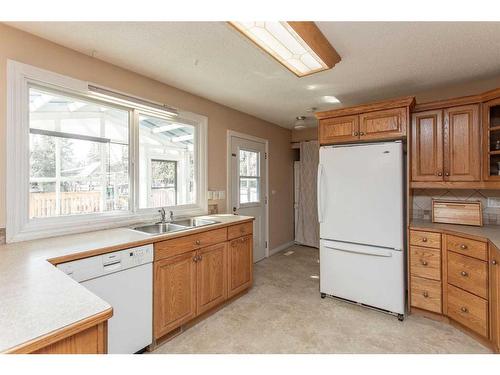 5339 51 Avenue, Lacombe, AB - Indoor Photo Showing Kitchen With Double Sink