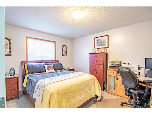 209 Jennings Crescent, Red Deer, AB - Indoor Photo Showing Bedroom