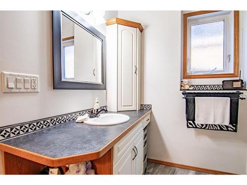 209 Jennings Crescent, Red Deer, AB - Indoor Photo Showing Bathroom