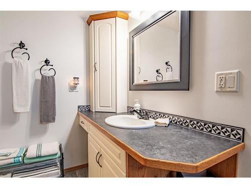 209 Jennings Crescent, Red Deer, AB - Indoor Photo Showing Bathroom