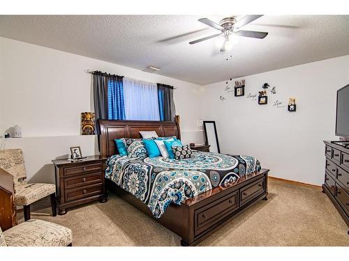209 Jennings Crescent, Red Deer, AB - Indoor Photo Showing Bedroom