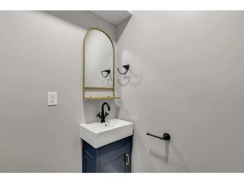 4-232 20 Avenue Ne, Calgary, AB - Indoor Photo Showing Bathroom