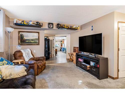 6 Elizabeth Park Boulevard, Lacombe, AB - Indoor Photo Showing Living Room