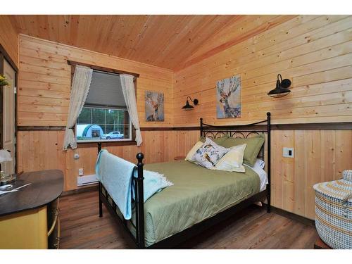 381055 Range Road 7-4, Rural Clearwater County, AB - Indoor Photo Showing Bedroom