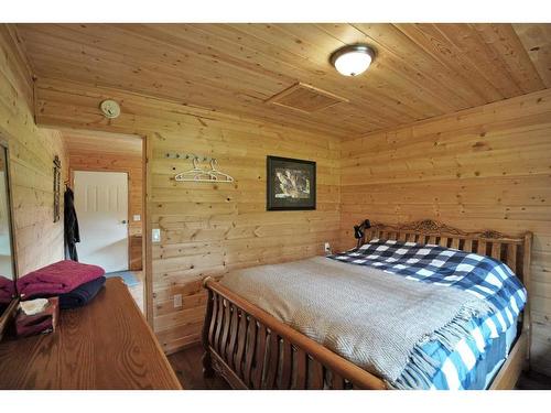 381055 Range Road 7-4, Rural Clearwater County, AB - Indoor Photo Showing Bedroom