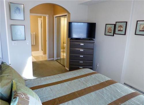 402-4805 45 Street, Red Deer, AB - Indoor Photo Showing Bedroom