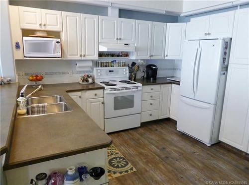 402-4805 45 Street, Red Deer, AB - Indoor Photo Showing Kitchen With Double Sink