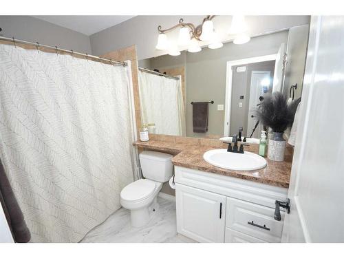 43 Regatta Way, Sylvan Lake, AB - Indoor Photo Showing Bathroom