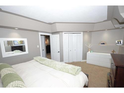 43 Regatta Way, Sylvan Lake, AB - Indoor Photo Showing Bedroom