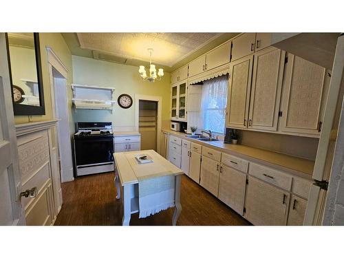 200 Lucknow Street, Veteran, AB - Indoor Photo Showing Kitchen With Double Sink