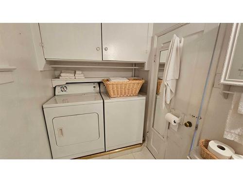 200 Lucknow Street, Veteran, AB - Indoor Photo Showing Laundry Room