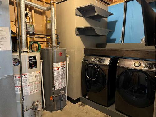 6315 60 Street Close, Ponoka, AB - Indoor Photo Showing Laundry Room