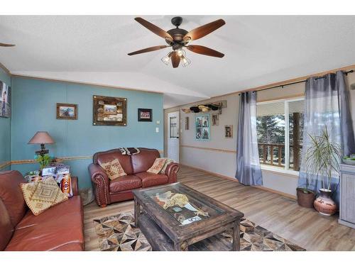 420067 Range Road 252, Rural Ponoka County, AB - Indoor Photo Showing Living Room