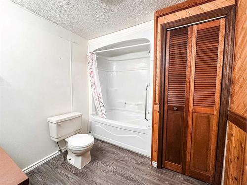 3801 61 Street, Stettler, AB - Indoor Photo Showing Bathroom