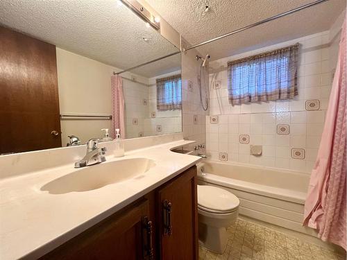114 Rupert Crescent, Red Deer, AB - Indoor Photo Showing Bathroom