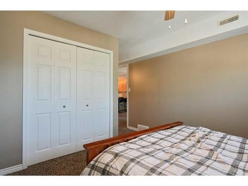1209-5220 50A Avenue, Sylvan Lake, AB - Indoor Photo Showing Bedroom