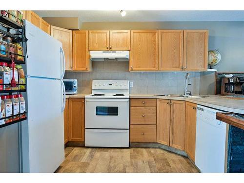 1209-5220 50A Avenue, Sylvan Lake, AB - Indoor Photo Showing Kitchen