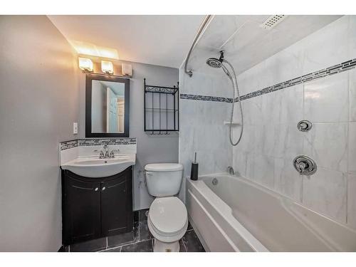 15 Armitage Close, Red Deer, AB - Indoor Photo Showing Bathroom