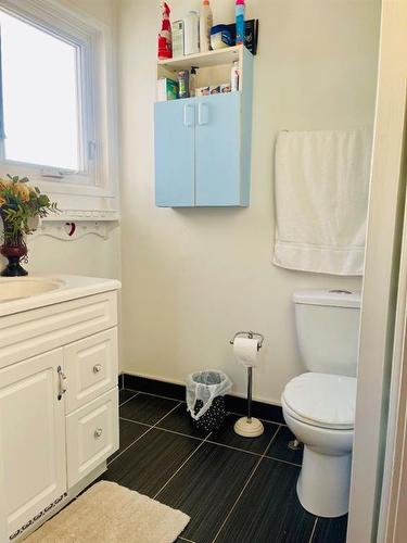79 Good Crescent, Red Deer, AB - Indoor Photo Showing Bathroom