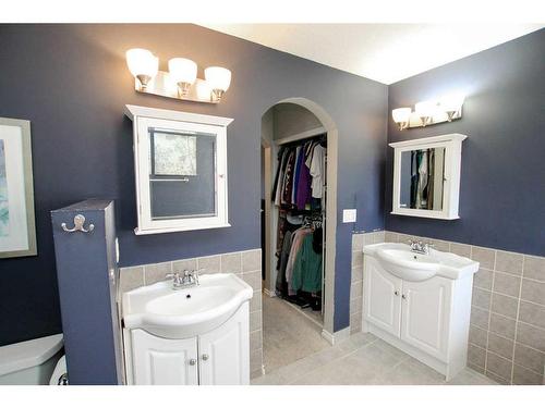 3417 41 Avenue, Red Deer, AB - Indoor Photo Showing Bathroom