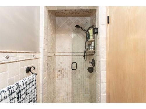 32 Drake Close, Red Deer, AB - Indoor Photo Showing Bathroom
