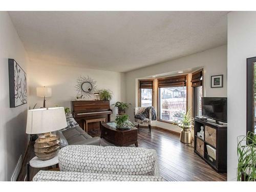 32 Drake Close, Red Deer, AB - Indoor Photo Showing Living Room