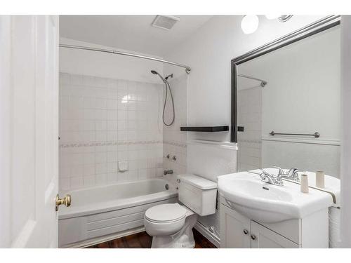 5-5323 Lakeshore Drive, Sylvan Lake, AB - Indoor Photo Showing Bathroom