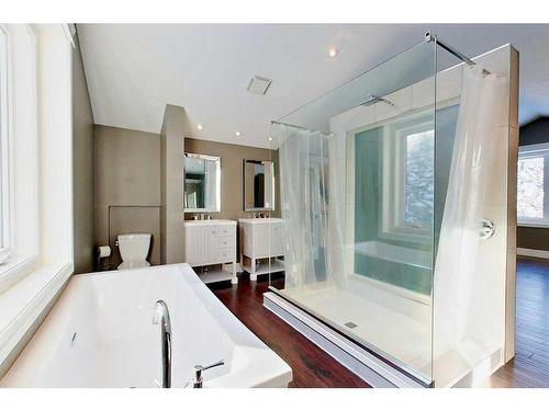 6725 40 Avenue, Red Deer, AB - Indoor Photo Showing Bathroom