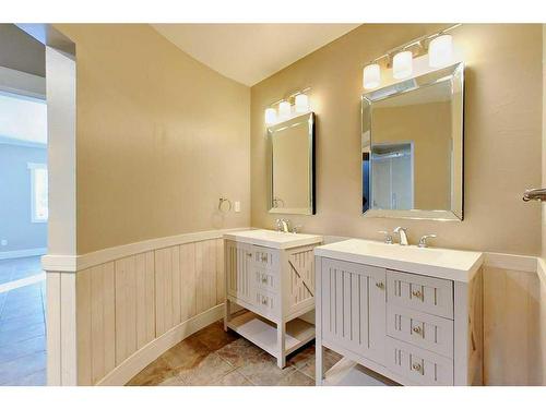 6725 40 Avenue, Red Deer, AB - Indoor Photo Showing Bathroom