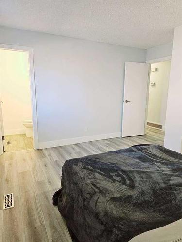 93 Aspen Crescent Se, Airdrie, AB - Indoor Photo Showing Bedroom