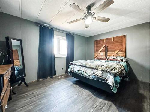 13 Taylor Street, Erskine, AB - Indoor Photo Showing Bedroom