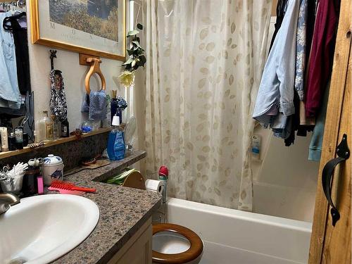 310 Beaver Street, Ferintosh, AB - Indoor Photo Showing Bathroom