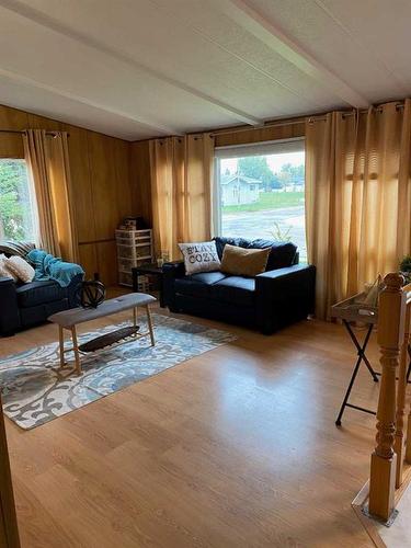 6402 51 Street, Ponoka, AB - Indoor Photo Showing Living Room