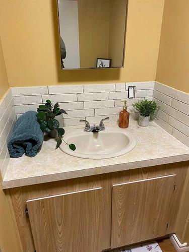 6402 51 Street, Ponoka, AB - Indoor Photo Showing Bathroom