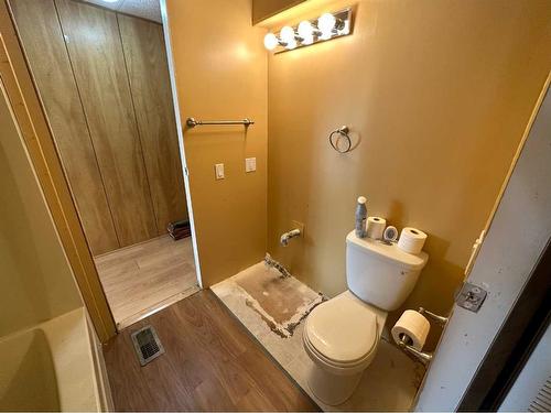 6402 51 Street, Ponoka, AB - Indoor Photo Showing Bathroom