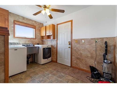35175 Range Road 230, Rural Red Deer County, AB - Indoor Photo Showing Laundry Room