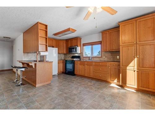 35175 Range Road 230, Rural Red Deer County, AB - Indoor Photo Showing Kitchen