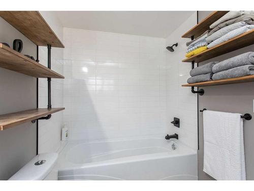 5610 54 Avenue, Lacombe, AB - Indoor Photo Showing Bathroom