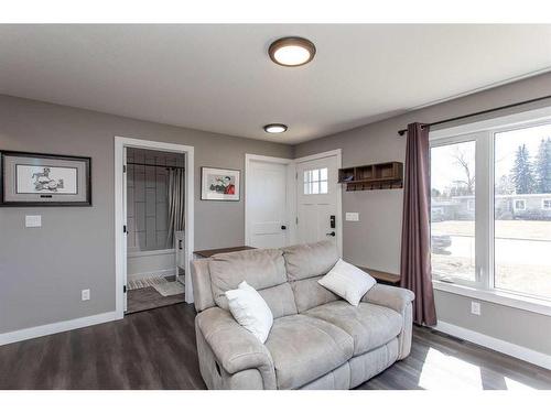 5610 54 Avenue, Lacombe, AB - Indoor Photo Showing Living Room