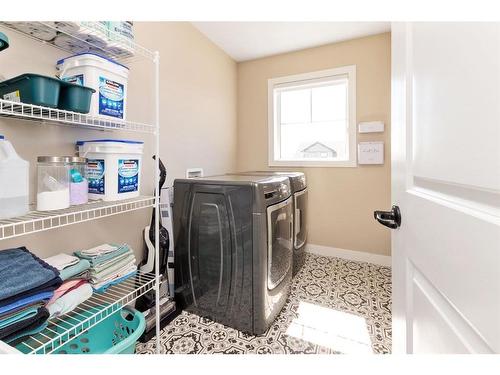 144 Hampton Crescent, Sylvan Lake, AB - Indoor Photo Showing Laundry Room