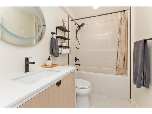144 Hampton Crescent, Sylvan Lake, AB - Indoor Photo Showing Bathroom